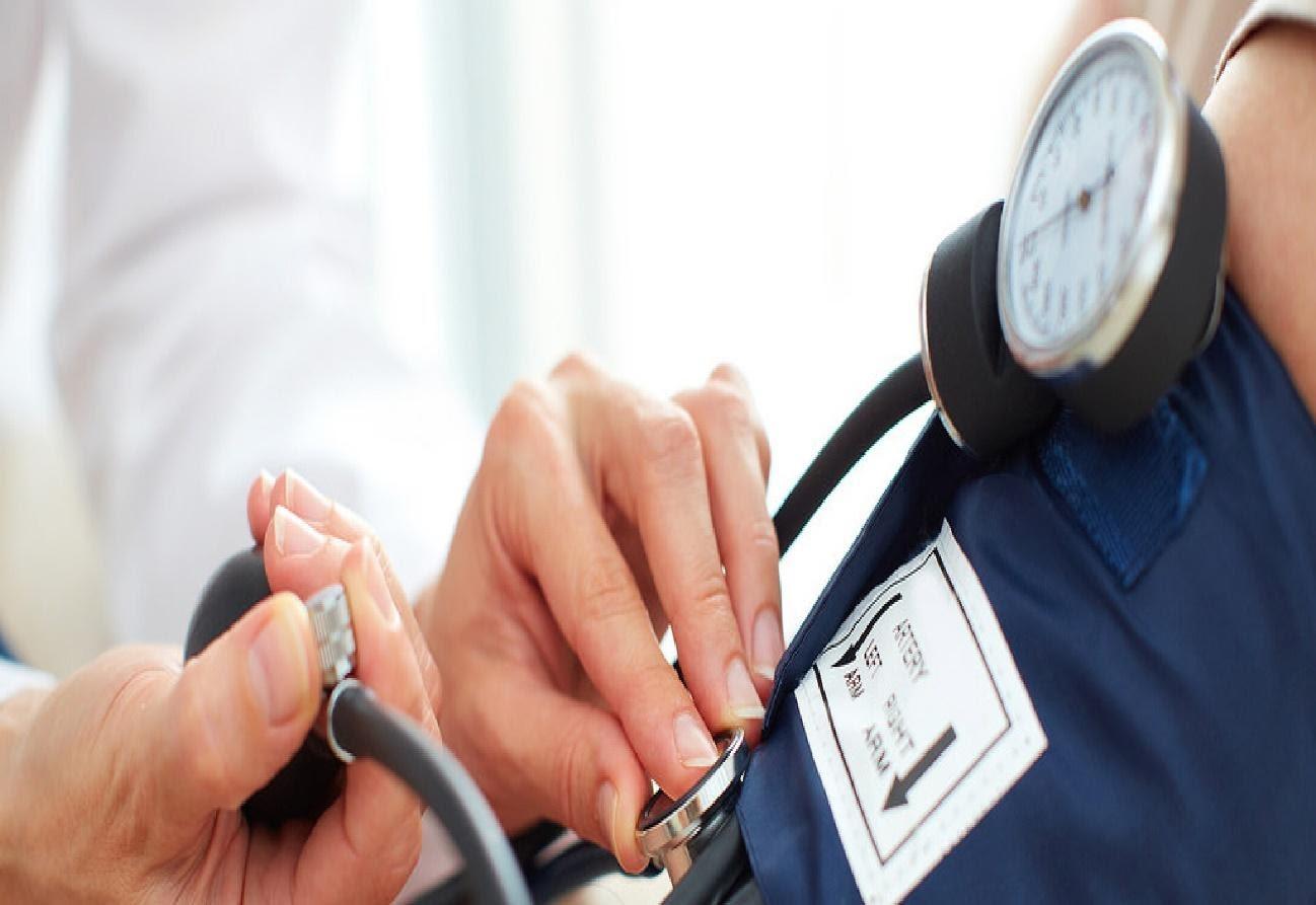 El esfigmomanómetro es el aparato que mide la tensión arterial, se suele  colocar en el brazo.